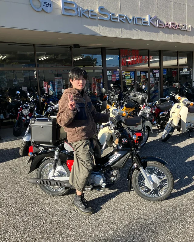HONDA クロスカブ50くまモン  新年初のご納車✨
おめでとうございます🎉
初めてのバイクということで、
店頭にて乗り方のアドバイスもさせていただきました✨
安心安全運転でご利用ください🎵  #原付
#スーパーカブ
#クロスカブ
#50cc
#バイクが好きな人と繋がりたい 
#原付生産終了 
#hondagobikerental 
#honda
#bskcojp